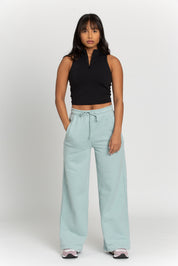 Our Iceberg Wide Leg Sweatpants are the perfect combination of comfort and style - they're made with the softest material, and have functional pockets to store your essentials. They look great with a matching sweatshirt or any Gold Hinge top, and you'll love them no matter how you wear them. 