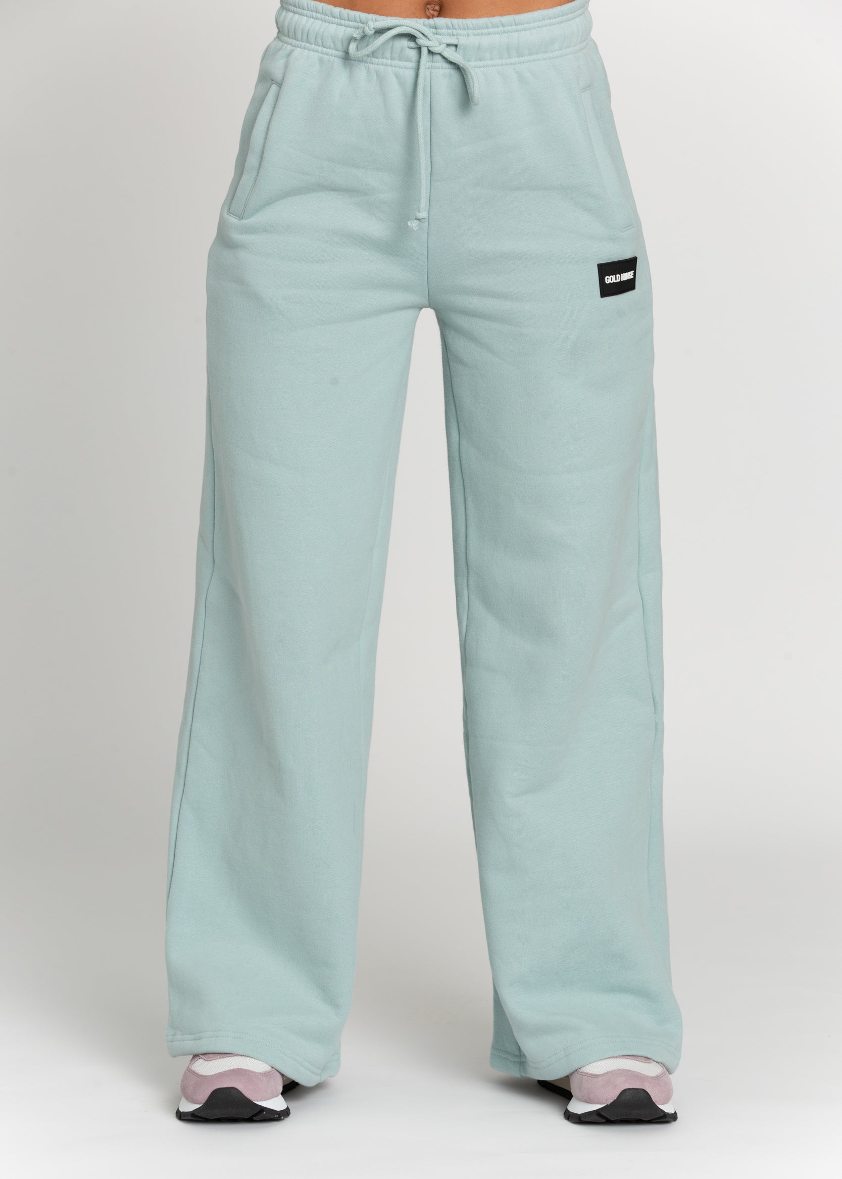 Our Iceberg Wide Leg Sweatpants are the perfect combination of comfort and style - they're made with the softest material, and have functional pockets to store your essentials. They look great with a matching sweatshirt or any Gold Hinge top, and you'll love them no matter how you wear them. 