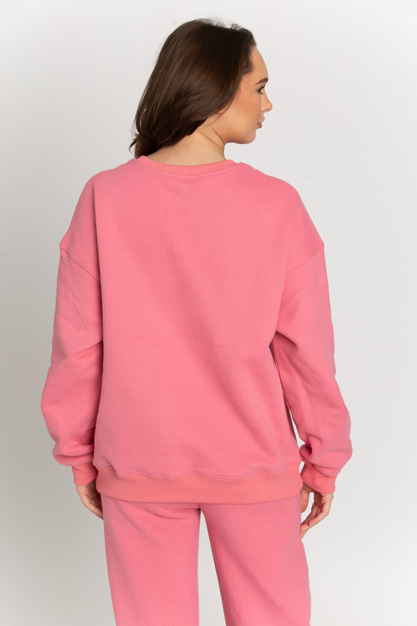 Upgrade your wardrobe with this Rouge GH Sport Sweatshirt. Featuring a fuzzy 3D lettering design, this classic piece can be layered with a bold jacket and beanie for colder weather, or be paired with a tennis skirt for a more casual look.