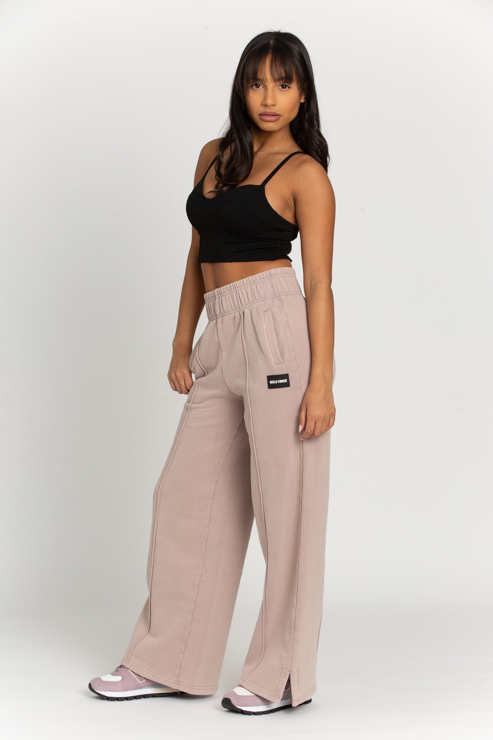 Stylish and practical, these wide-leg sweats are the perfect choice for casual days and light activities. With a wide, high-waisted waistband, exposed seams, and an acid-wash finish, you'll have a chic and unique look. For an on-trend lounge look, pair it with the matching sweatshirt. 