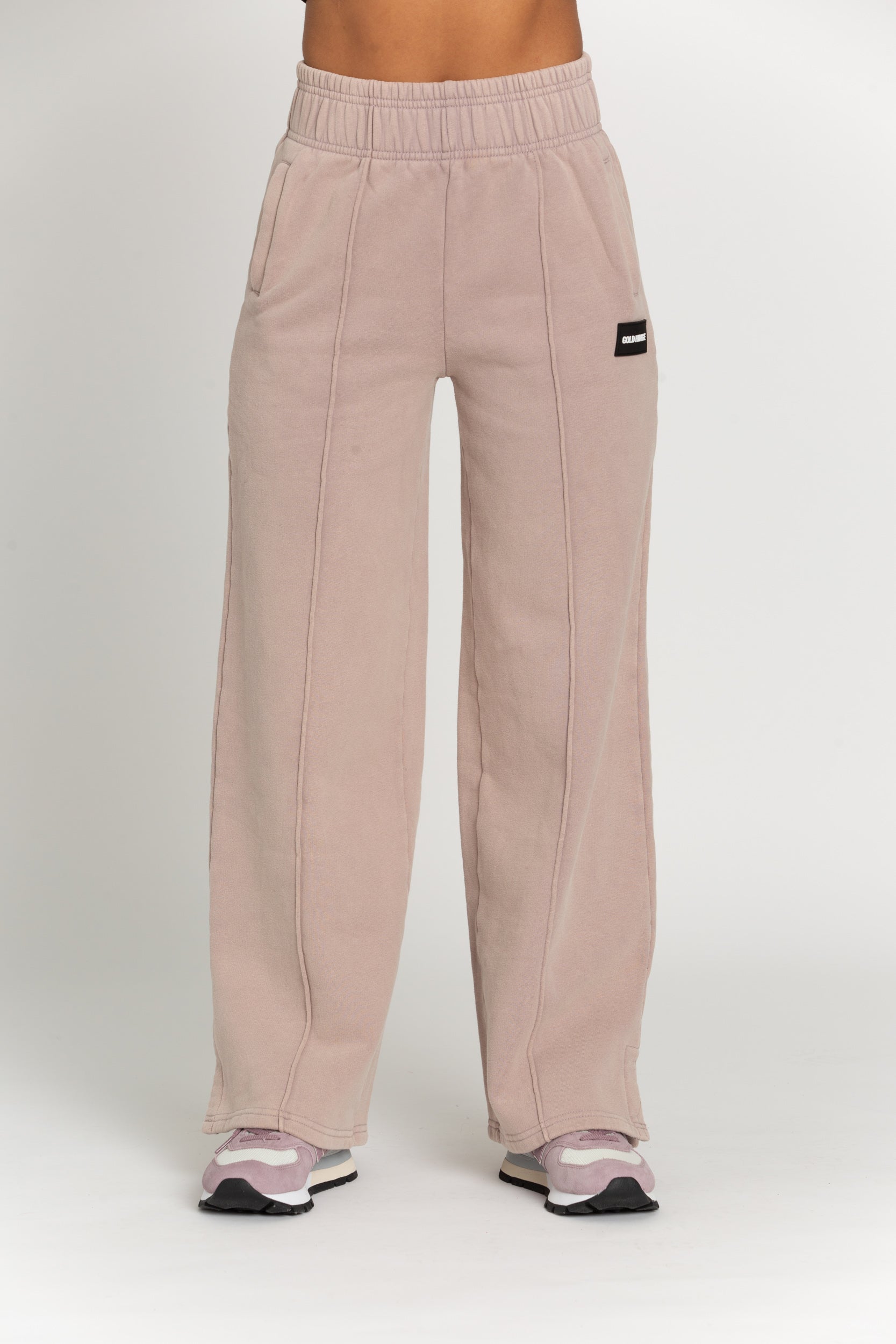 Stylish and practical, these wide-leg sweats are the perfect choice for casual days and light activities. With a wide, high-waisted waistband, exposed seams, and an acid-wash finish, you'll have a chic and unique look. For an on-trend lounge look, pair it with the matching sweatshirt. 