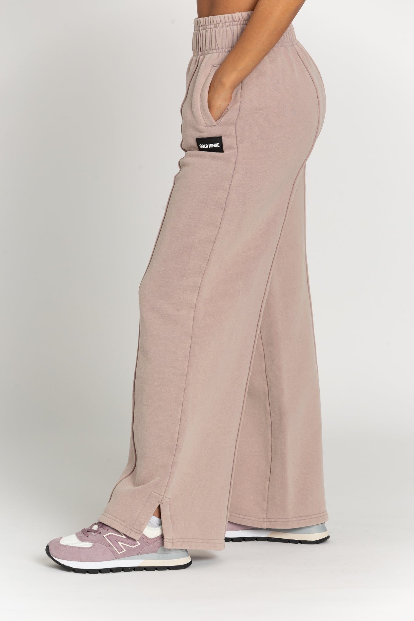 Stylish and practical, these wide-leg sweats are the perfect choice for casual days and light activities. With a wide, high-waisted waistband, exposed seams, and an acid-wash finish, you'll have a chic and unique look. For an on-trend lounge look, pair it with the matching sweatshirt. 