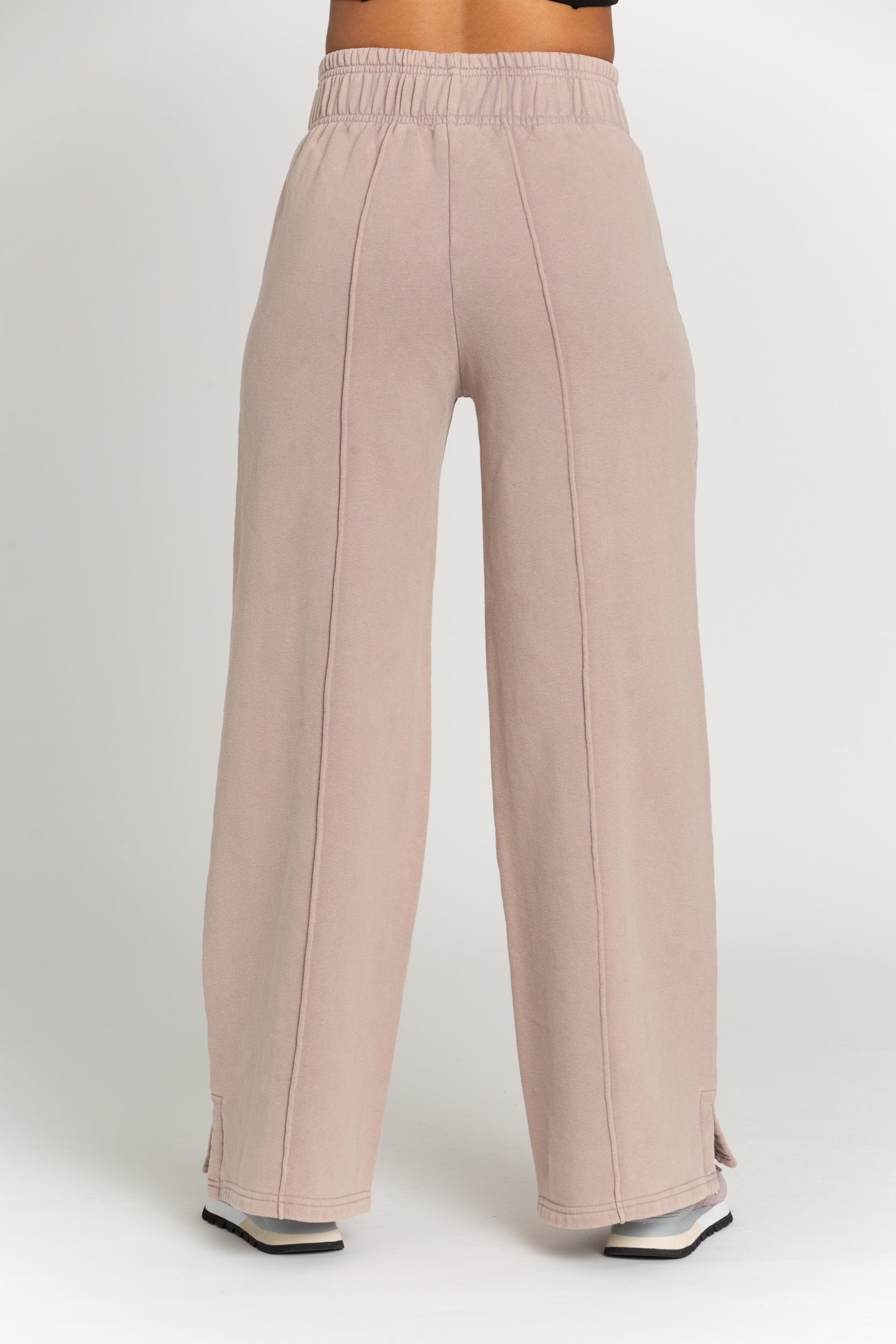 Stylish and practical, these wide-leg sweats are the perfect choice for casual days and light activities. With a wide, high-waisted waistband, exposed seams, and an acid-wash finish, you'll have a chic and unique look. For an on-trend lounge look, pair it with the matching sweatshirt. 