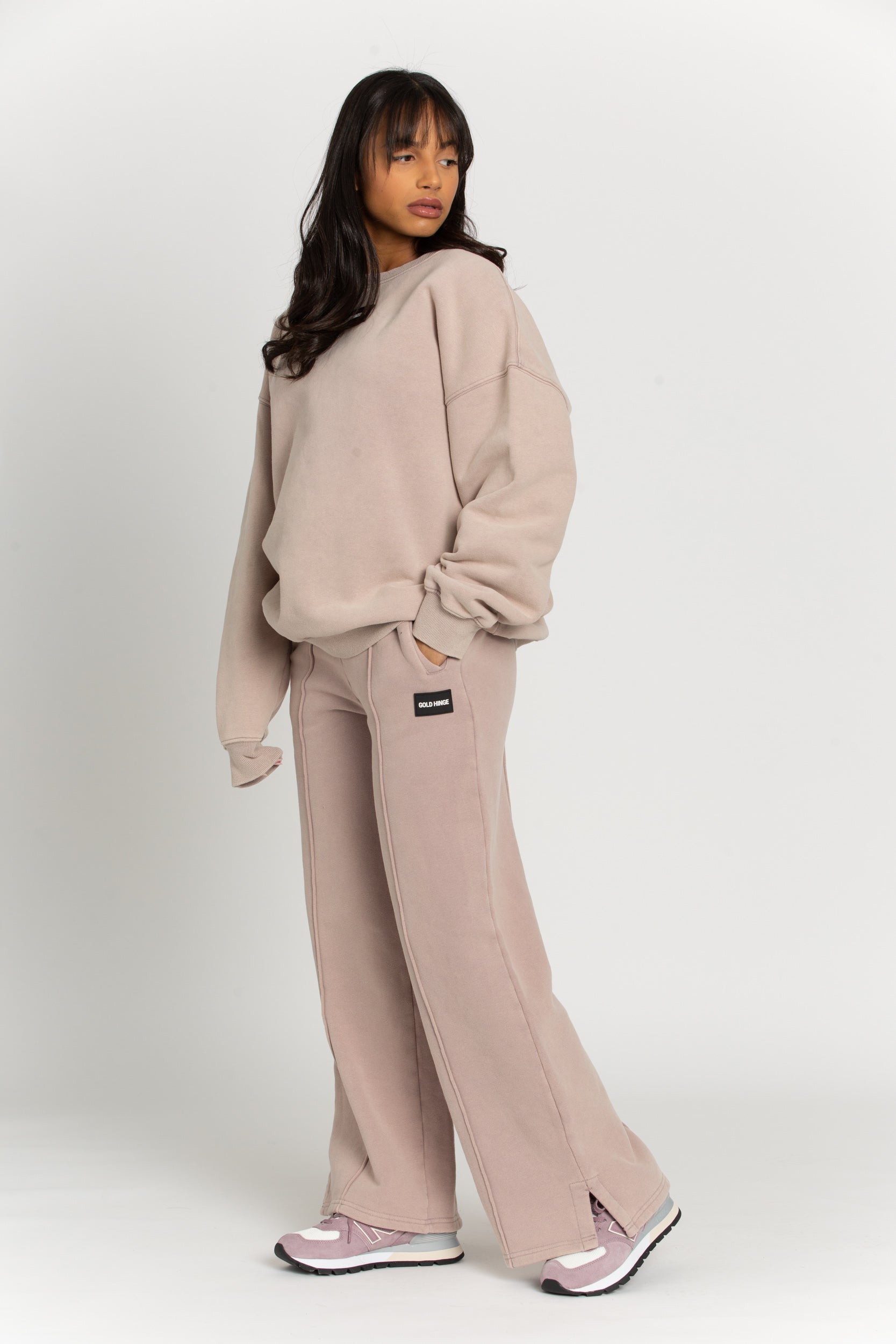 Stylish and practical, these wide-leg sweats are the perfect choice for casual days and light activities. With a wide, high-waisted waistband, exposed seams, and an acid-wash finish, you'll have a chic and unique look. For an on-trend lounge look, pair it with the matching sweatshirt. 